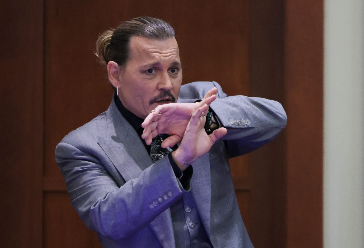 Johnny Depp démontre devant le tribunal comment il dit s'être protégé d'une attaque présumée de son ex-femme Amber Heard