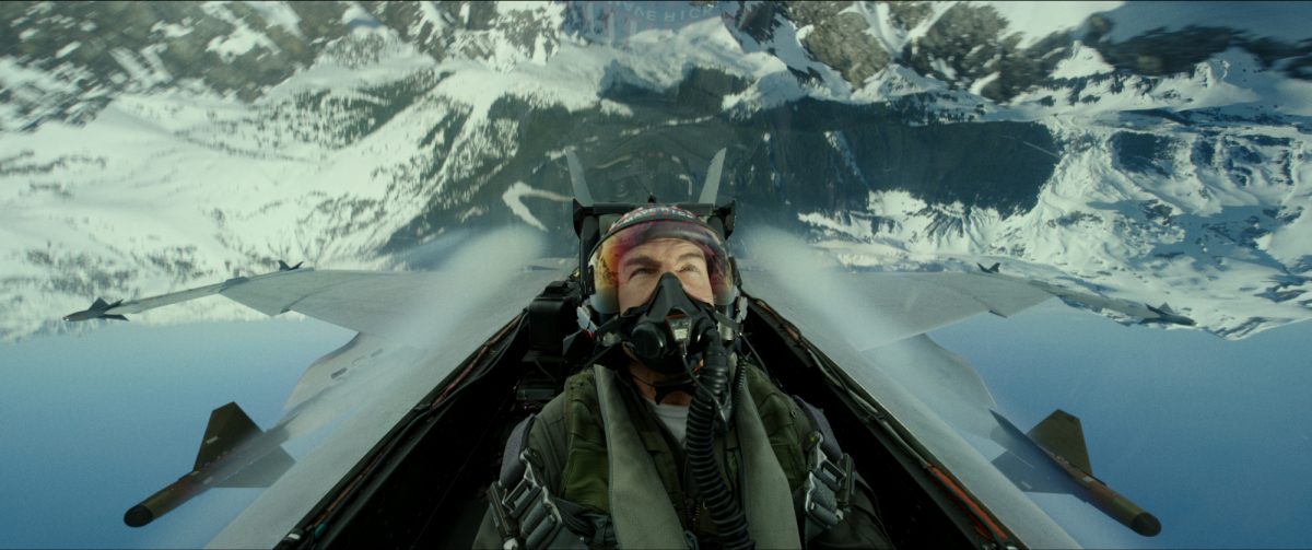 'Top Gun: Maverick' Tom Cruise dans le rôle de Maverick en jet avec un casque, regardant vers le sol tout en étant inversé