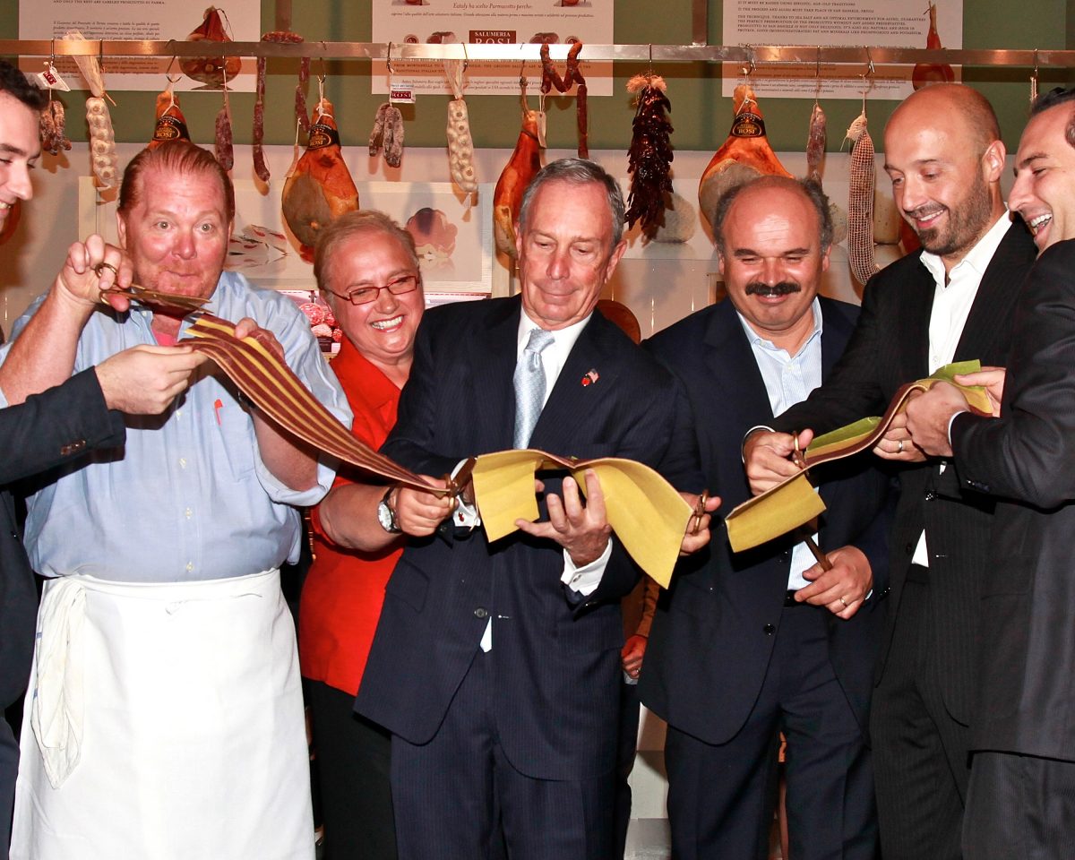 Mario Batali, Lidia Bastianich, Michael Bloomberg, le fondateur d'Eataly Oscar Farinetti et Joseph Bastianich ont coupé un ruban de pâtes lors de l'inauguration d'Eataly le 31 août 2010