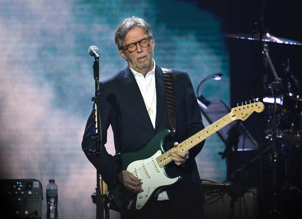 Eric Clapton se produit sur scène en 2020.