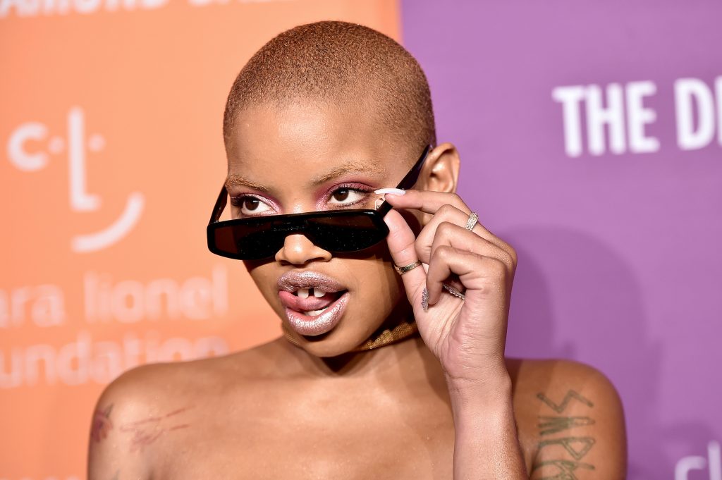 Slick Woods porte des lunettes de soleil