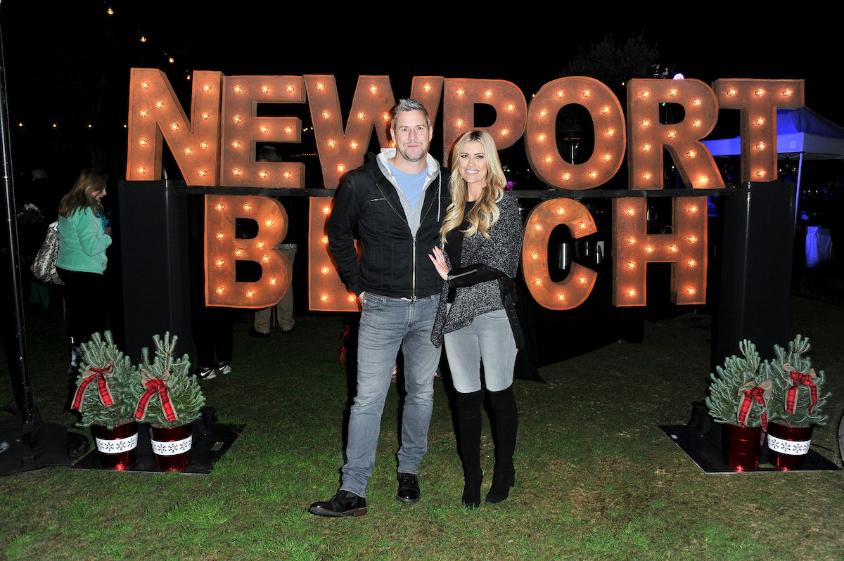 Ant Anstead et Christina Haack se tiennent devant un panneau indiquant Newport Beach.