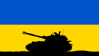 Réservoir contre le drapeau de l'Ukraine