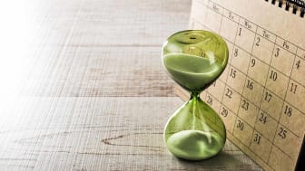 Calendrier et sablier sur la table de bureau.  Avec espace de copie.  Tourné avec ISO64.