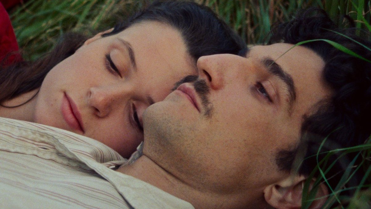 Juliette Jouan comme Juliette dans et Louis Garret comme Jean allongé sur un lit d'herbe 'Scarlet' 