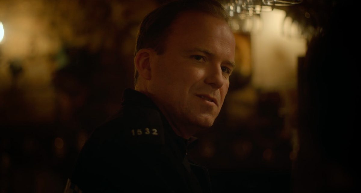 Rory Kinnear en tant que policier dans
