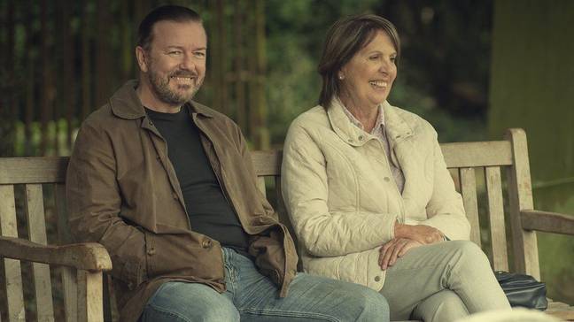 Le personnage d'After Life de Ricky Gervais, Tony Johnson, s'est assis sur le banc pour réfléchir et partager ses expériences sur le deuil. Crédit : Netflix