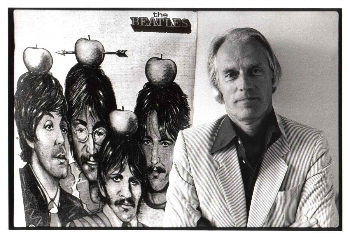 George Martin avec une affiche des Beatles