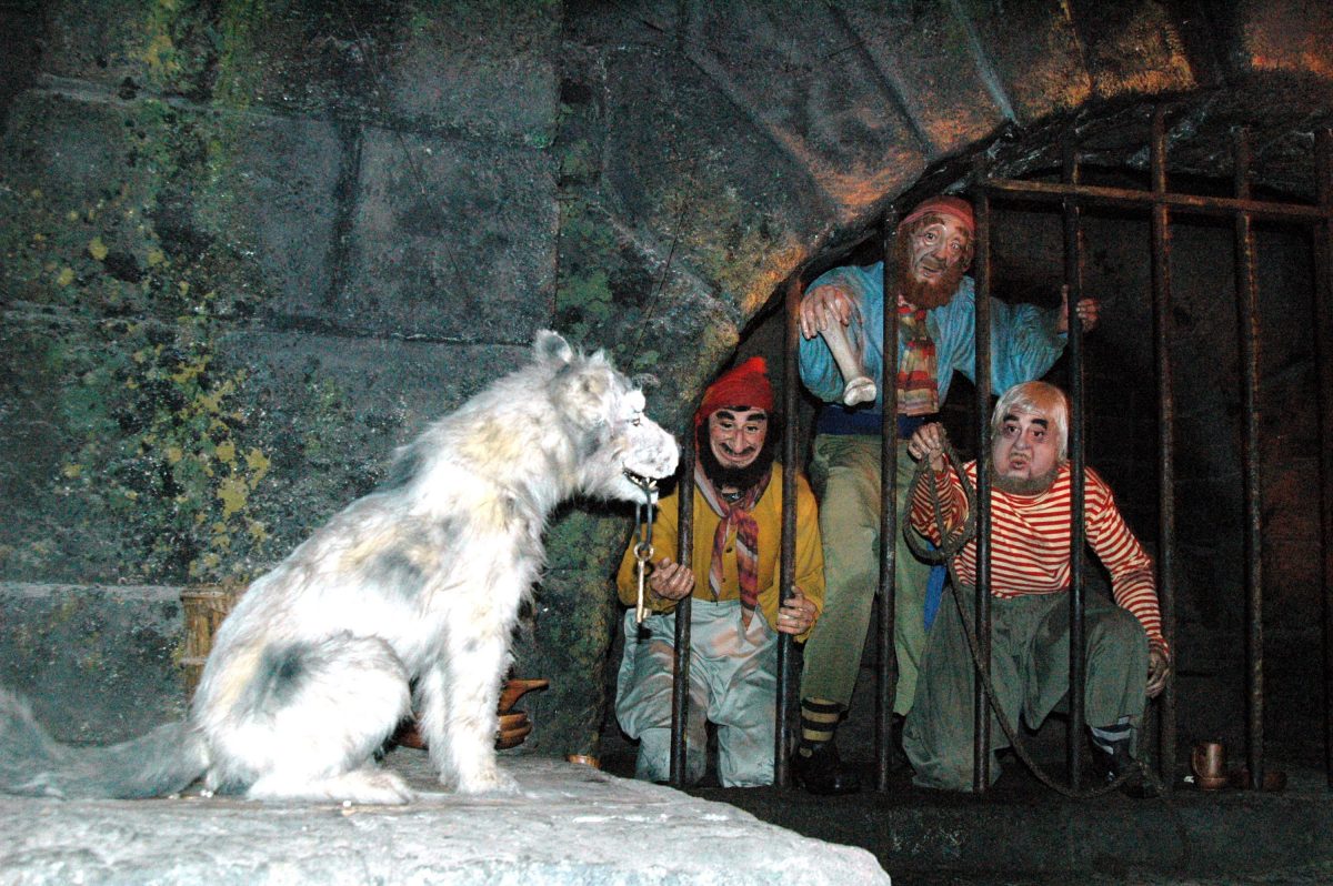 Le chien détient la clé du manège Pirates des Caraïbes à Disneyland, qui est également présenté dans les films