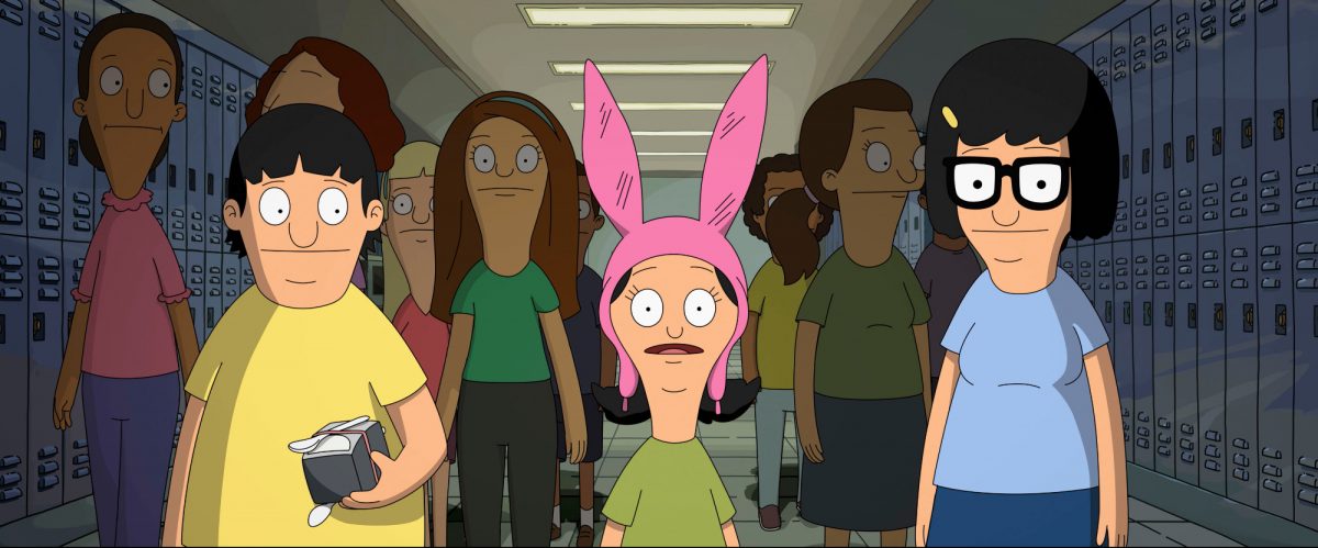'The Bob's Burgers Movie' Gene Belcher (Eugene Mirman), Louise Belcher (Kristen Schaal) et Tina Belcher (Dan Mintz) marchant dans un couloir à l'école avec des enfants debout derrière eux