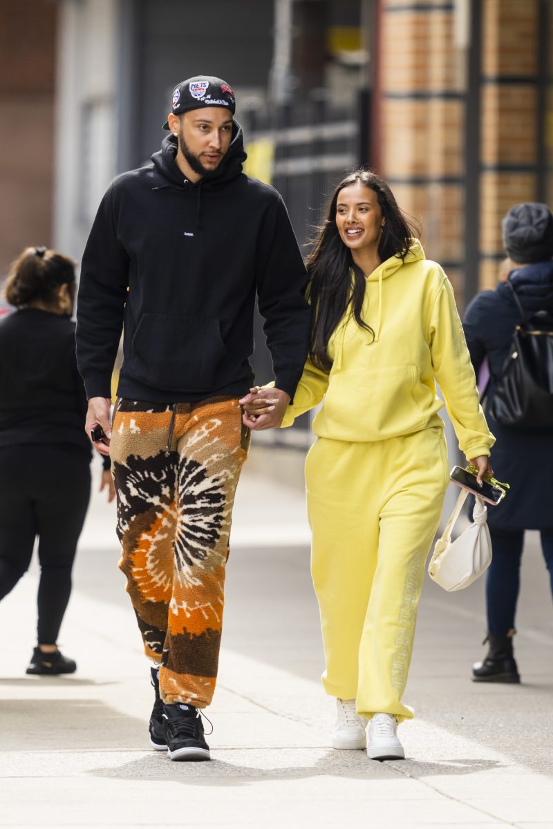 Ben Simmons et Maya Jama marchent main dans la main autour de Tribeca à New York