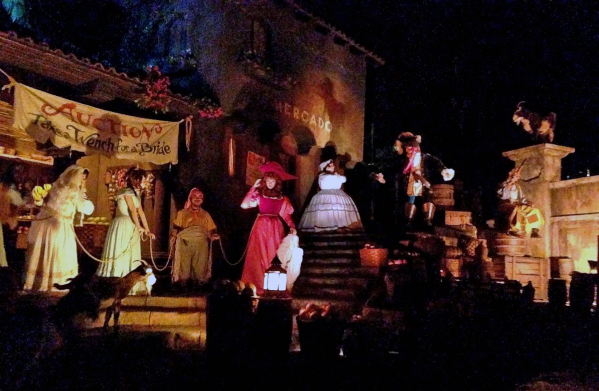 La scène des enchères dans le manège Pirates des Caraïbes à Disneyland