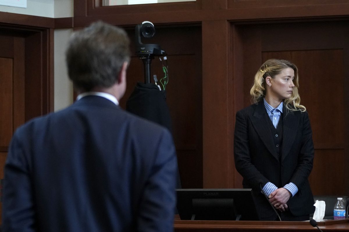 Le ctor Amber Heard se lève pour la récréation alors que Ben Chew, avocat de l