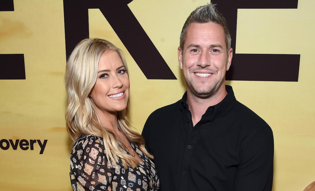 Christina Haack et Ant Anstead, qui ont divorcé en 2021, sourient devant les caméras en marchant sur le tapis rouge
