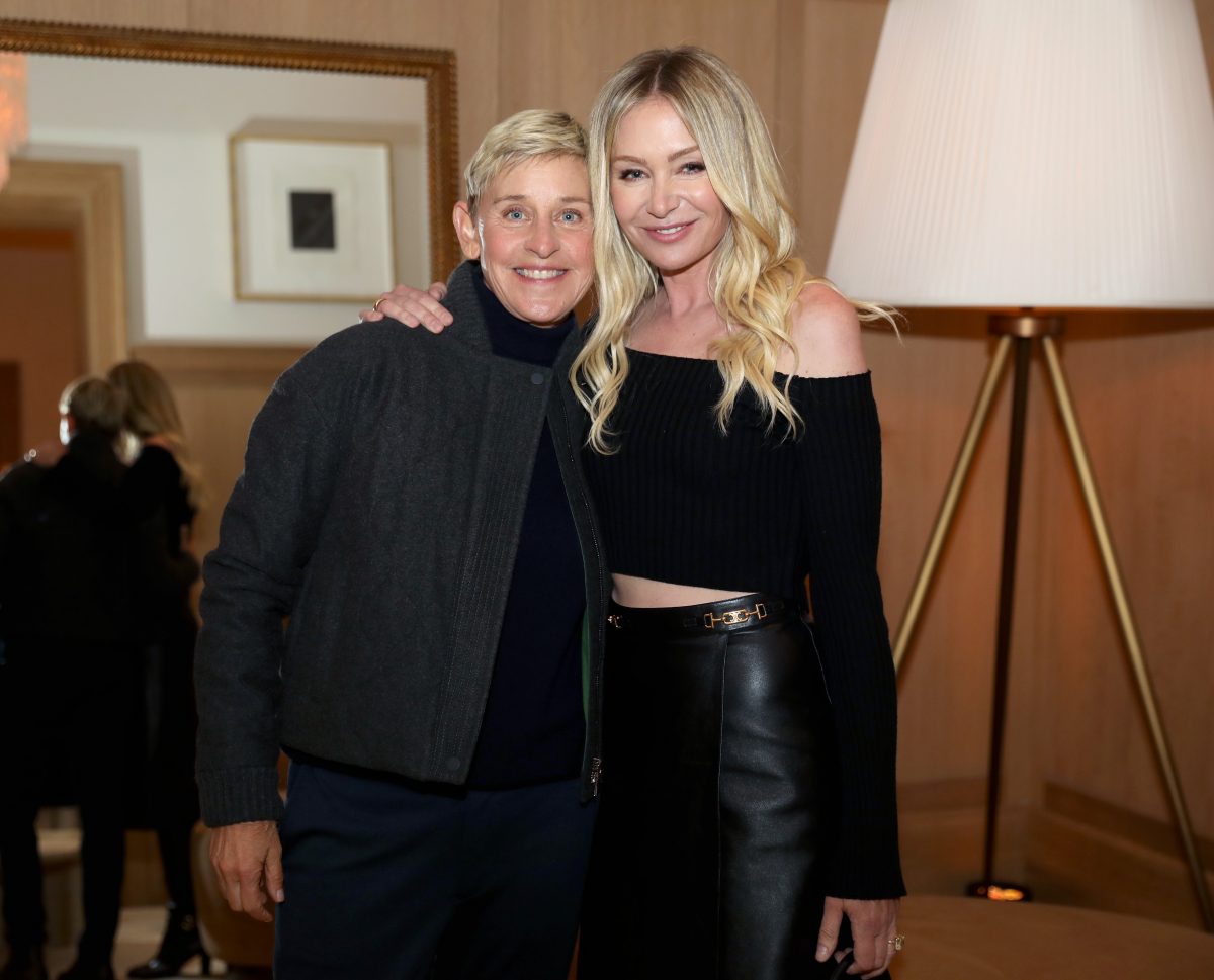 Ellen DeGeneres, qui possède quelques manoirs avec Portia de Rossi, pose pour une photo ensemble lors d'un événement à San Francisco