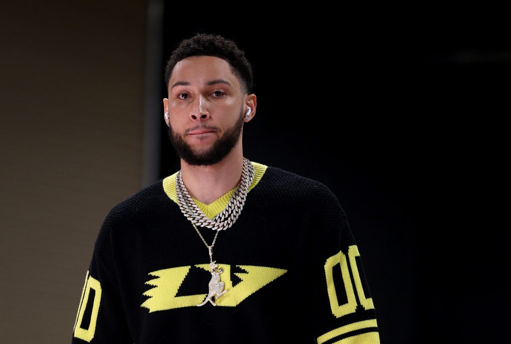 Le joueur des Nets Ben Simmons, qui vend sa maison de Los Angeles, se dirige vers le vestiaire des visiteurs avant le match