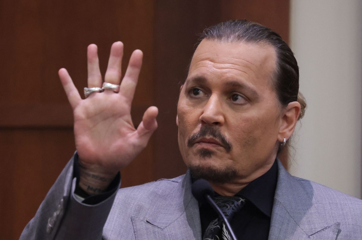 Johnny Depp montre son majeur, qu'il dit s'être blessé alors qu'il séjournait dans un manoir en Australie avec son ex-femme Amber Heard