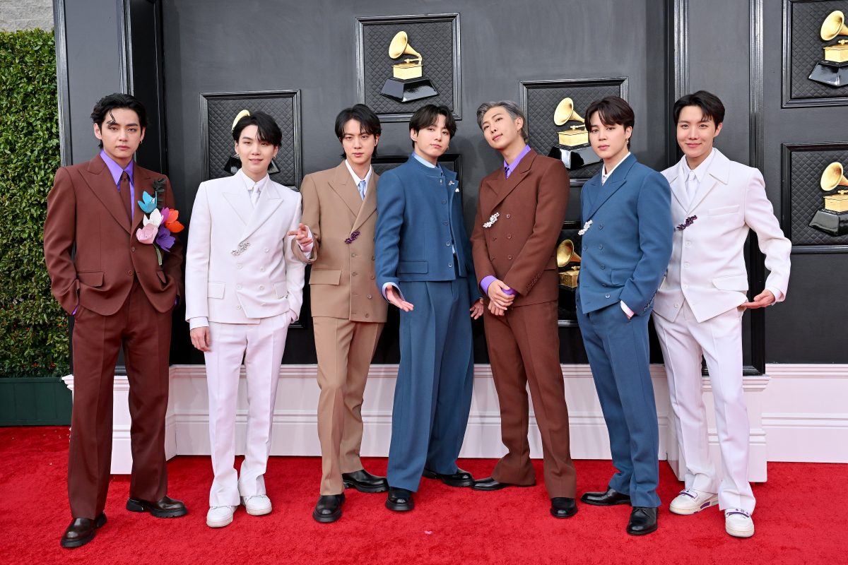 V, Suga, Jin, Jungkook, RM, Jimin et J-Hope de BTS assistent à la 64e cérémonie des GRAMMY Awards