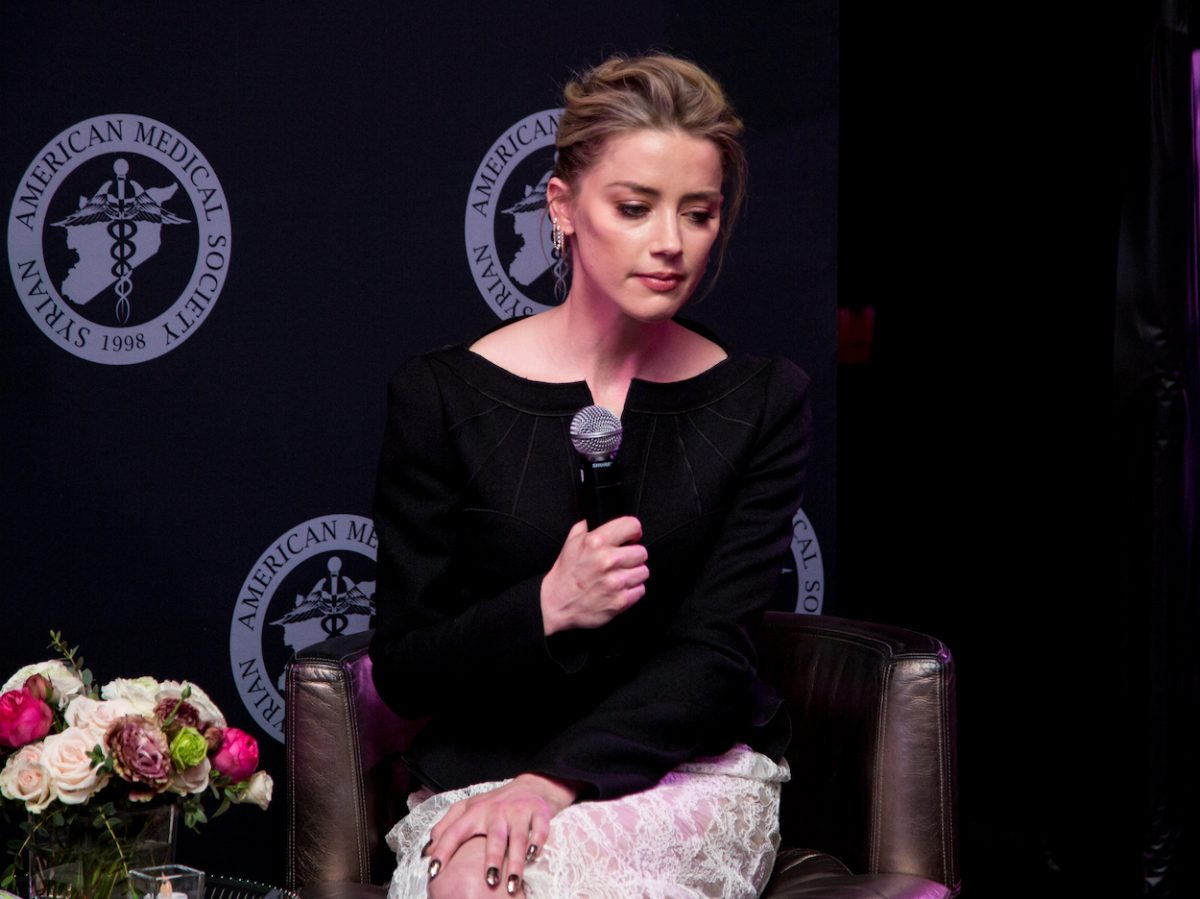Amber Heard assiste au gala Voices in Displacement de la Syrian American Medical Society en 2018. Heard a dit un jour qu'elle la modelait sur Angelina Jolie.