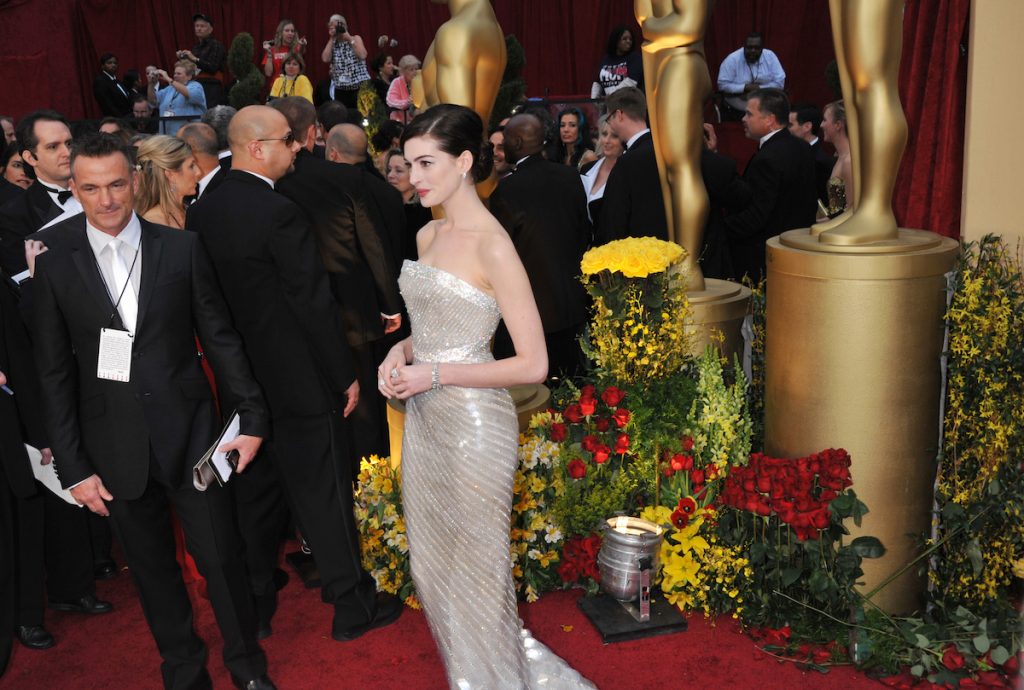 Anne Hathaway arrive aux Oscars 2009 et pose pour les caméras