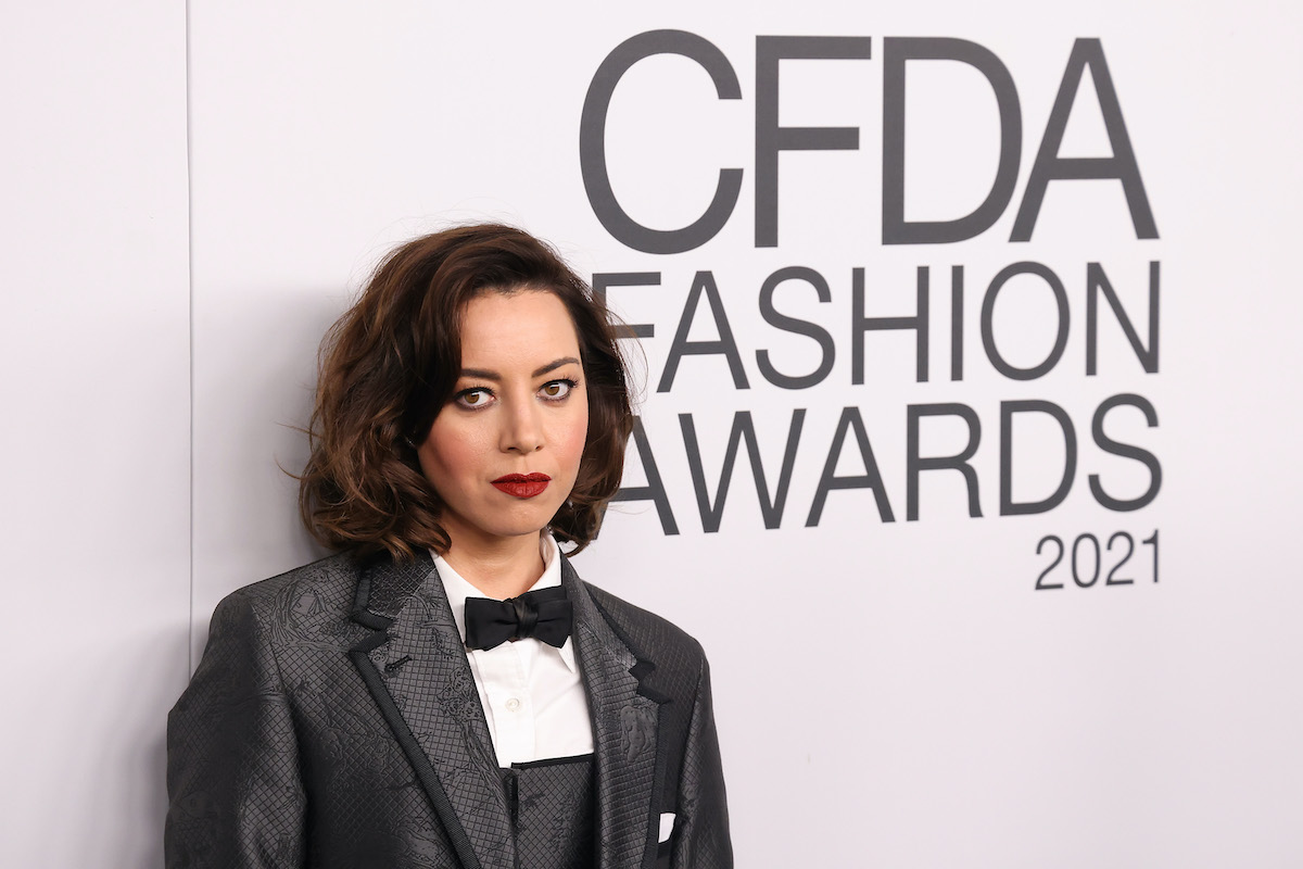 Aubrey Plaza porte du noir et une lèvre rouge aux CFDA Fashion Awards