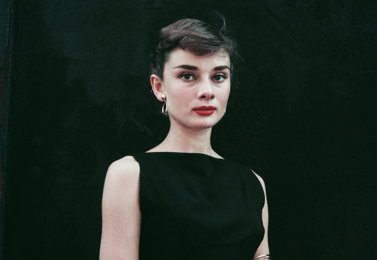Audrey Hepburn devant un fond noir