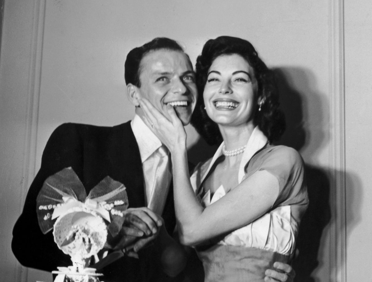 Une photo en noir et blanc de Frank Sinatra et Ava Gardner le jour de leur mariage. Gardner tient sa main sur le visage de Sinatra.