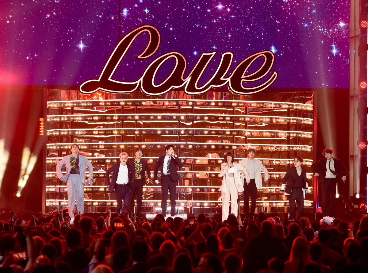 Halsey et BTS se produisent lors des Billboard Music Awards 2019