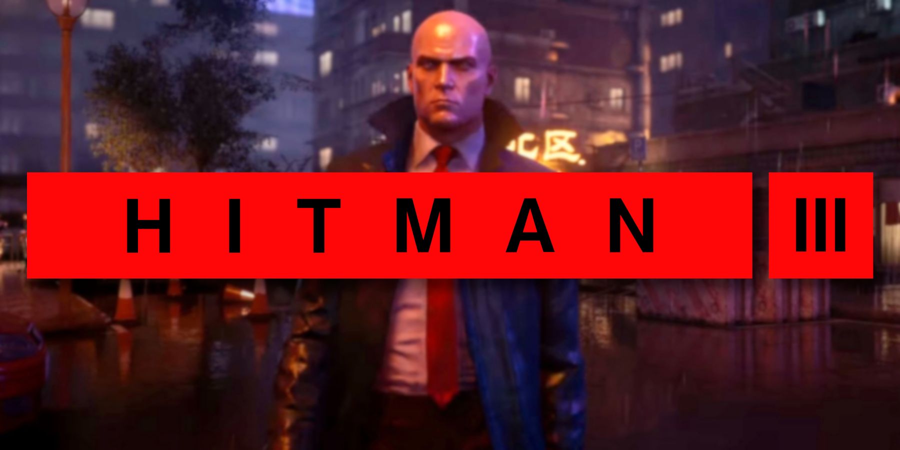 Le logo Hitman 3 en rouge vif avec l'agent 47 en arrière-plan, marchant sous la pluie.
