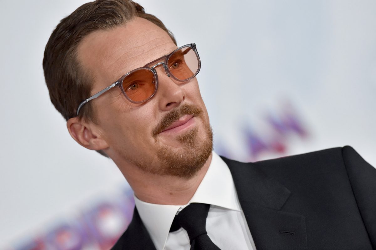 'Doctor Strange 2' star Benedict Cumberbatch à la première de 'Spider-Man : No Way Home.' Il porte une chemise blanche, un costume et une cravate noirs et des lunettes de soleil.