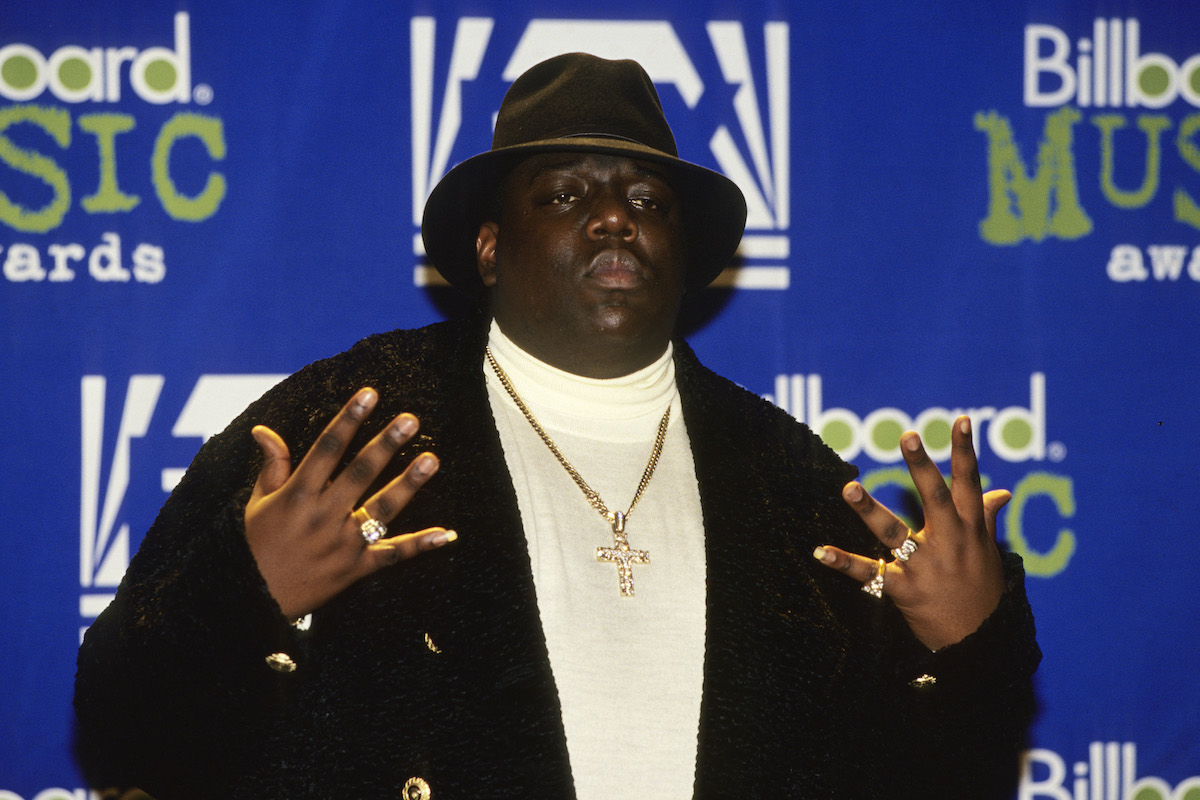 Biggie Smalls aka Notorious BIG devant un fond bleu