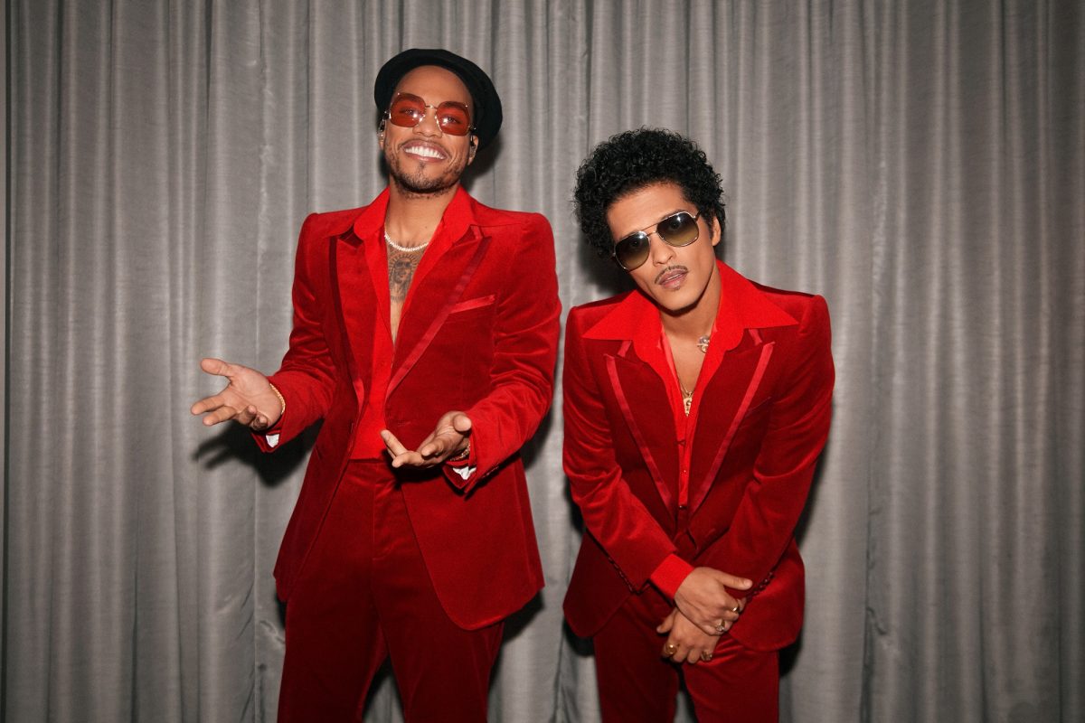 Anderson .Paak et Bruno Mars de Silk Sonic dans les coulisses des American Music Awards 2021