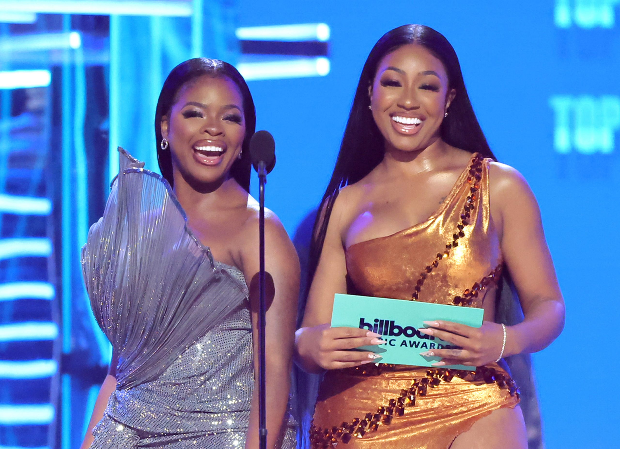 JT et Yung Miami de City Girls parlent sur scène lors des Billboard Music Awards 2022