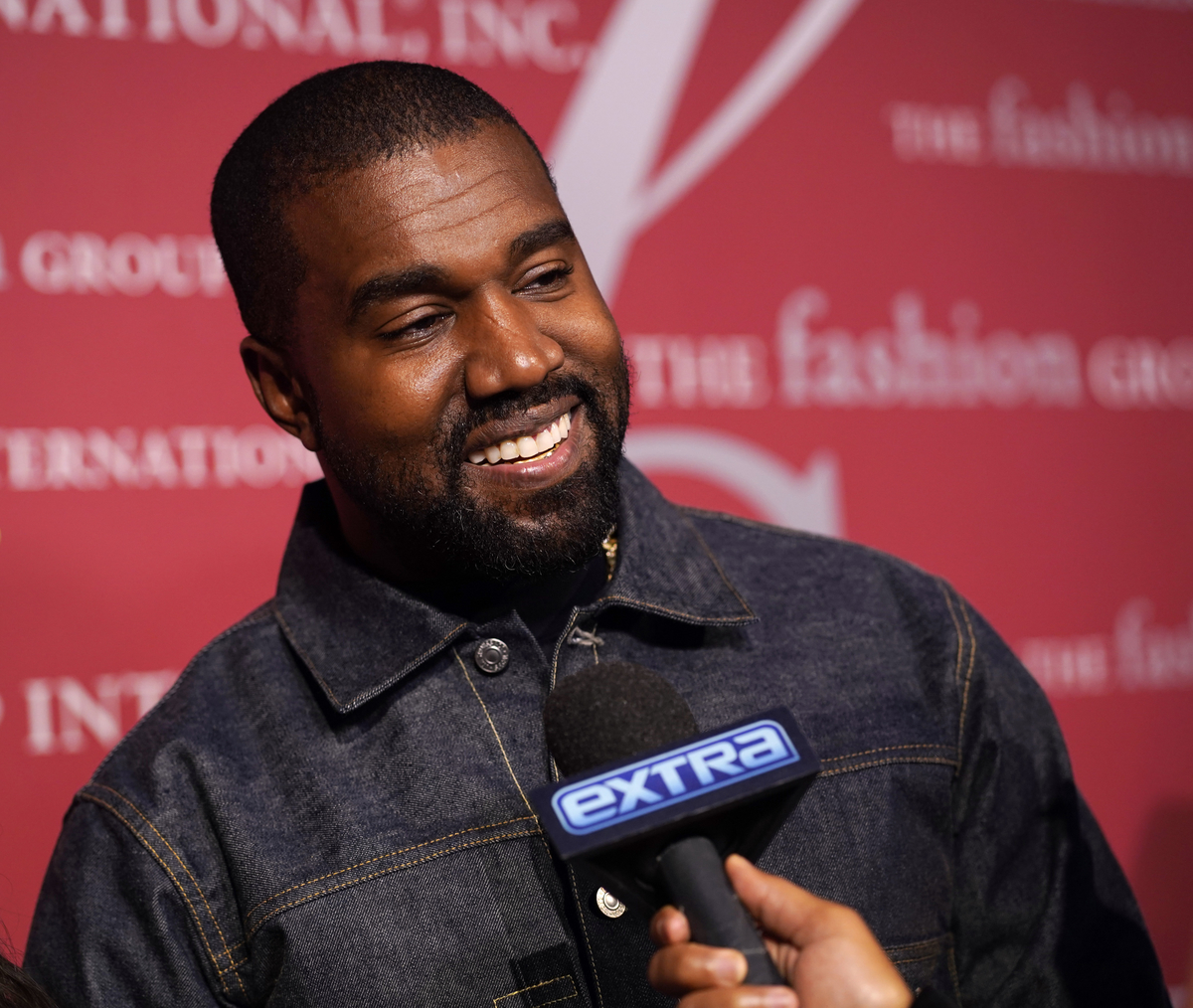 Kanye 'Ye' West, qui vient de remporter 6 Billboard Music Awards, donne une interview sur le tapis rouge du Cipriani à New York, NY.