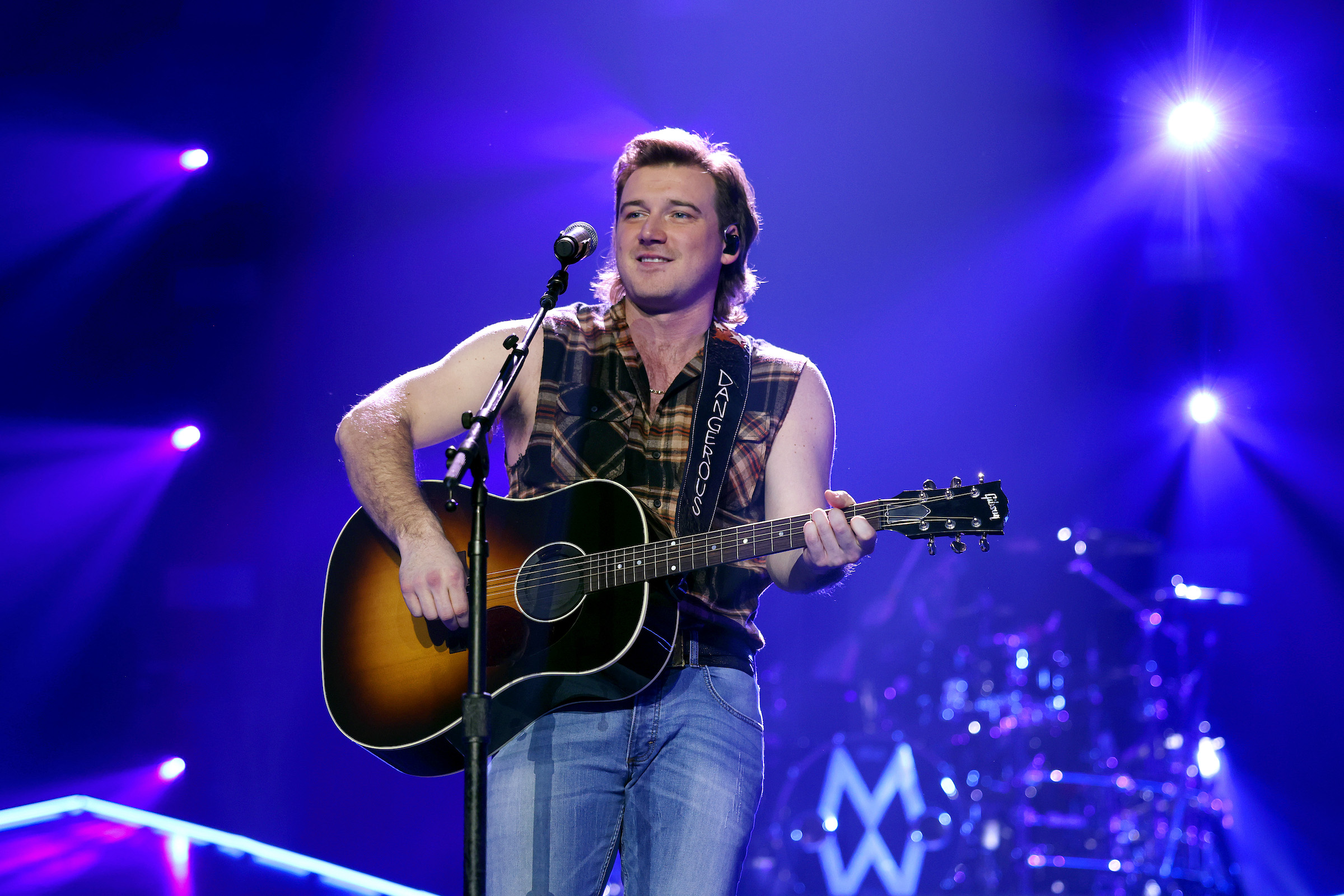 Morgan Wallen chante en jouant de la guitare