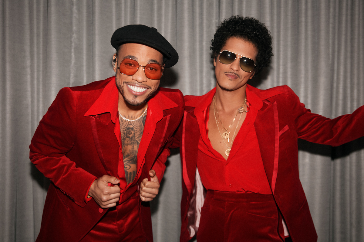 Vêtue de velours rouge, Silk Sonic, qui se produira aux Billboard Music Awards 2022, pose dans les coulisses des American Music Awards à Los Angeles.