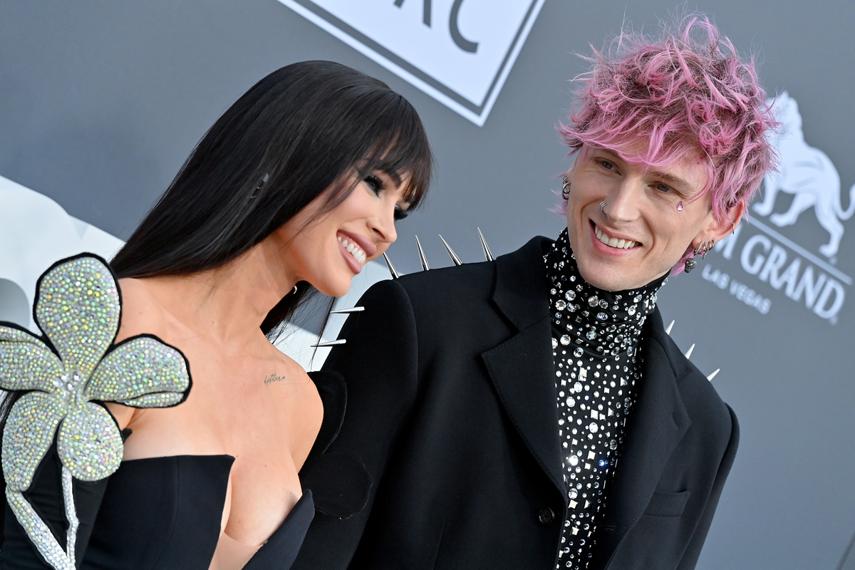 Machine Gun Kelly, qui a dédié la chanson à Megan Fox et à l'enfant à naître, pose avec Megan Fox sur le tapis rouge des Billboard Music Awards à Las Vegas, NV.