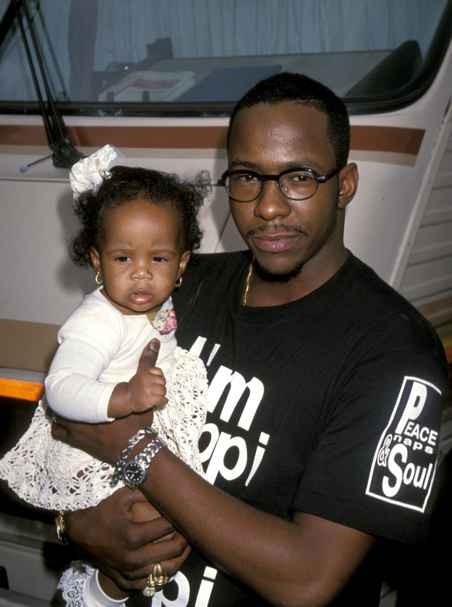 Bobbi Kristina Brown et Bobby Brown posent pour la photo ;  Brown dit que les gens ont essayé de l'éloigner de sa fille