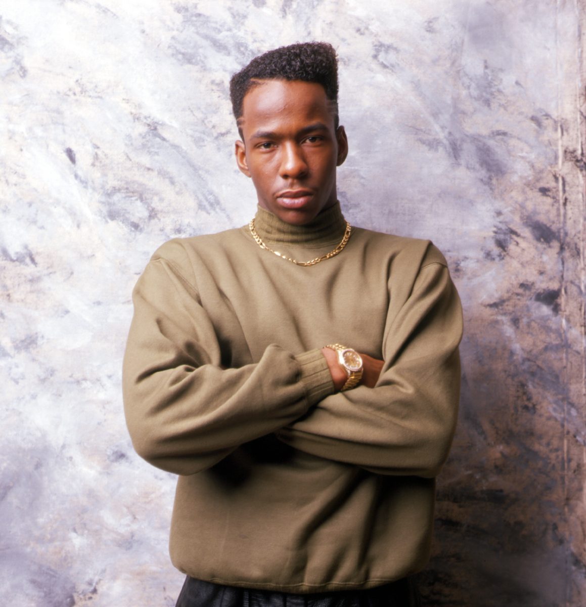 Bobby Brown pose pour la photo ; Brown affirme qu'il est sorti avec Janet Jackson dans les années 1980