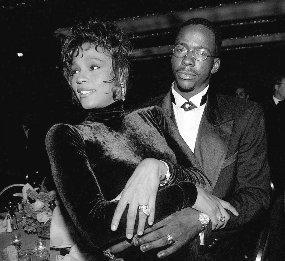 Whitney Houston et Bobby Brown arrivent à l'événement ;  Brown dit qu'il ne savait pas que Houston consommait de la drogue au moment de sa mort