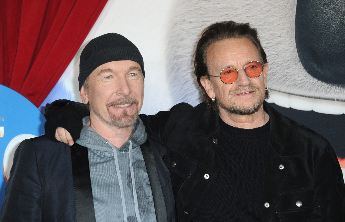 Bono et The Edge, membres de U2, qui viennent de jouer un set surprise dans un abri anti-aérien de Kiev, assistent à la première de