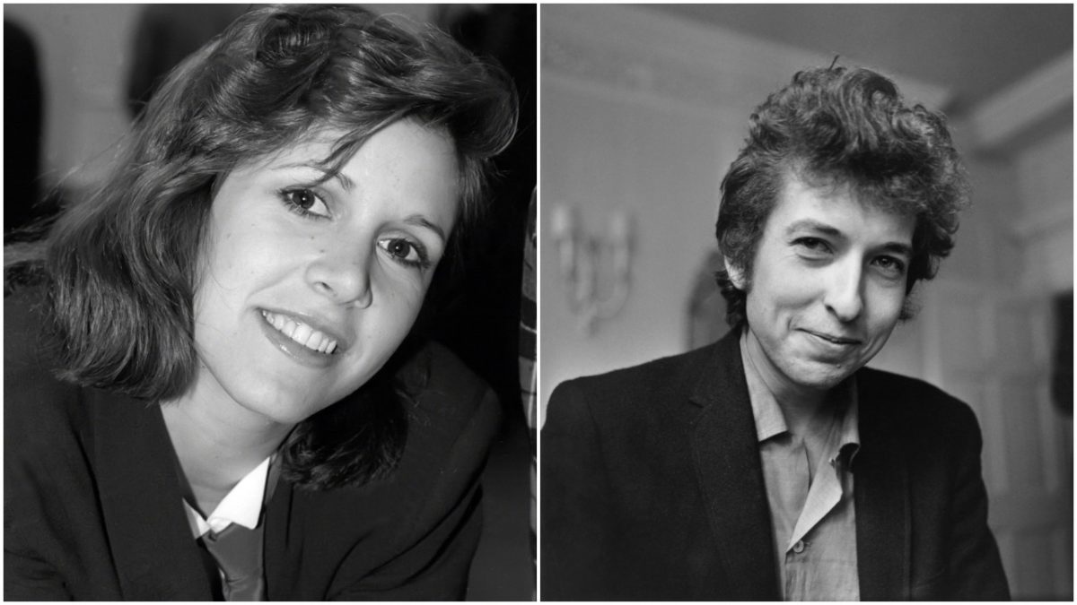 Une photo en noir et blanc de Carrie Fisher souriant et portant une chemise à col. Bob Dylan sourit et porte un blazer.