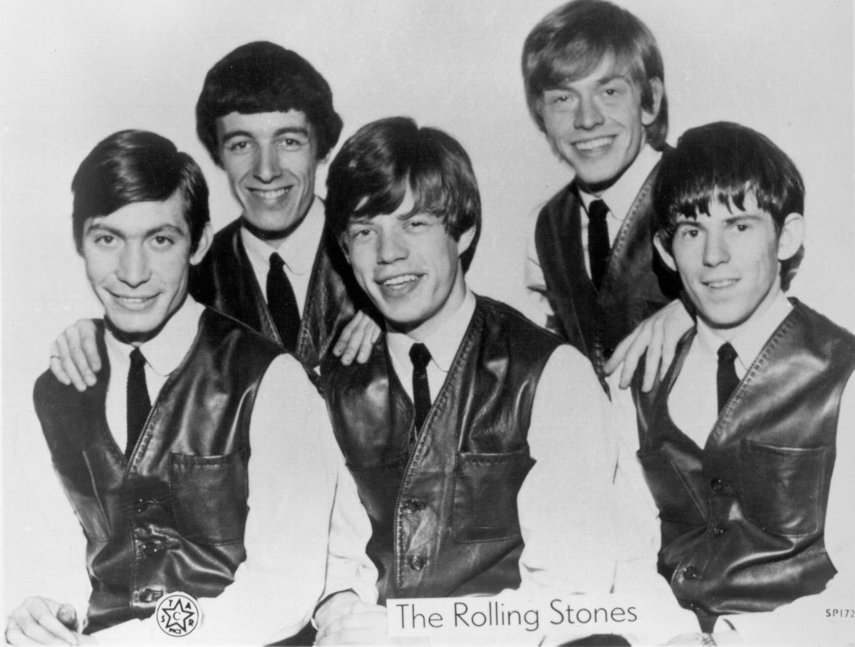 Charlie Watts, Bill Wyman, Mick Jagger, Brian Jones et Keith Richards des Rolling Stones souriant
