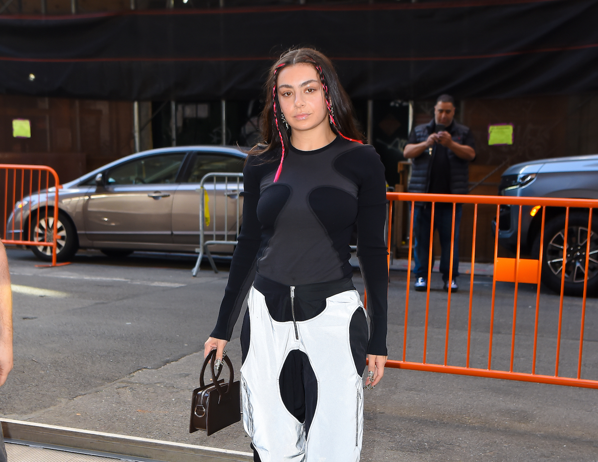 Charli XCX arrive au Hammerstein Ballroom à Manhattan