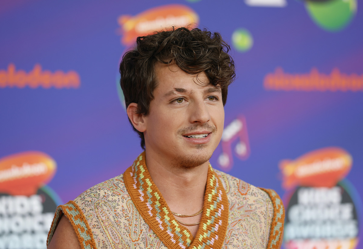 Charlie Puth souriant