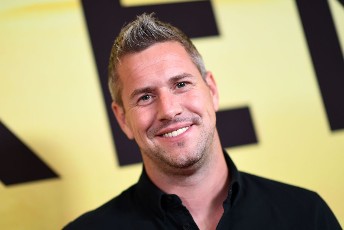 Ant Anstead sourit et pose lors d'un événement.