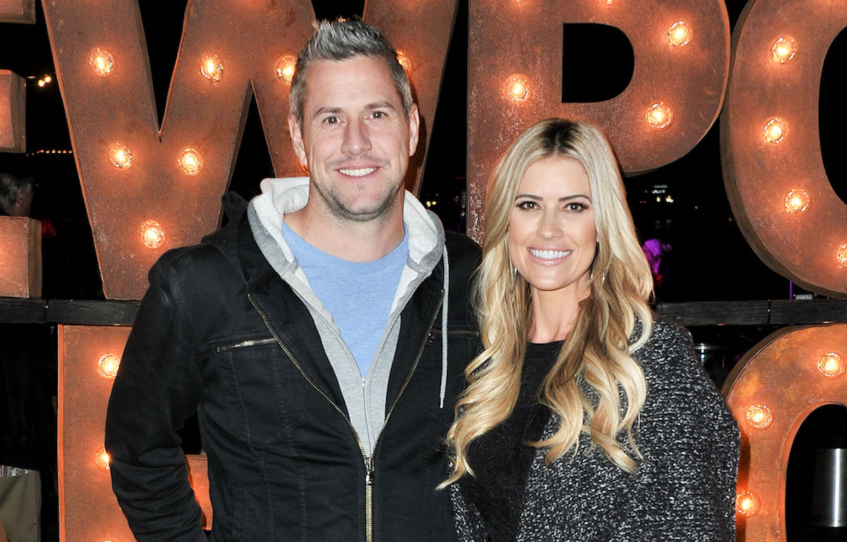 Ant Anstead et Christina Haack, qui doivent assister à la médiation au milieu d'une bataille pour la garde, sourient pour les caméras au défilé de bateaux de Noël de Newport Beach