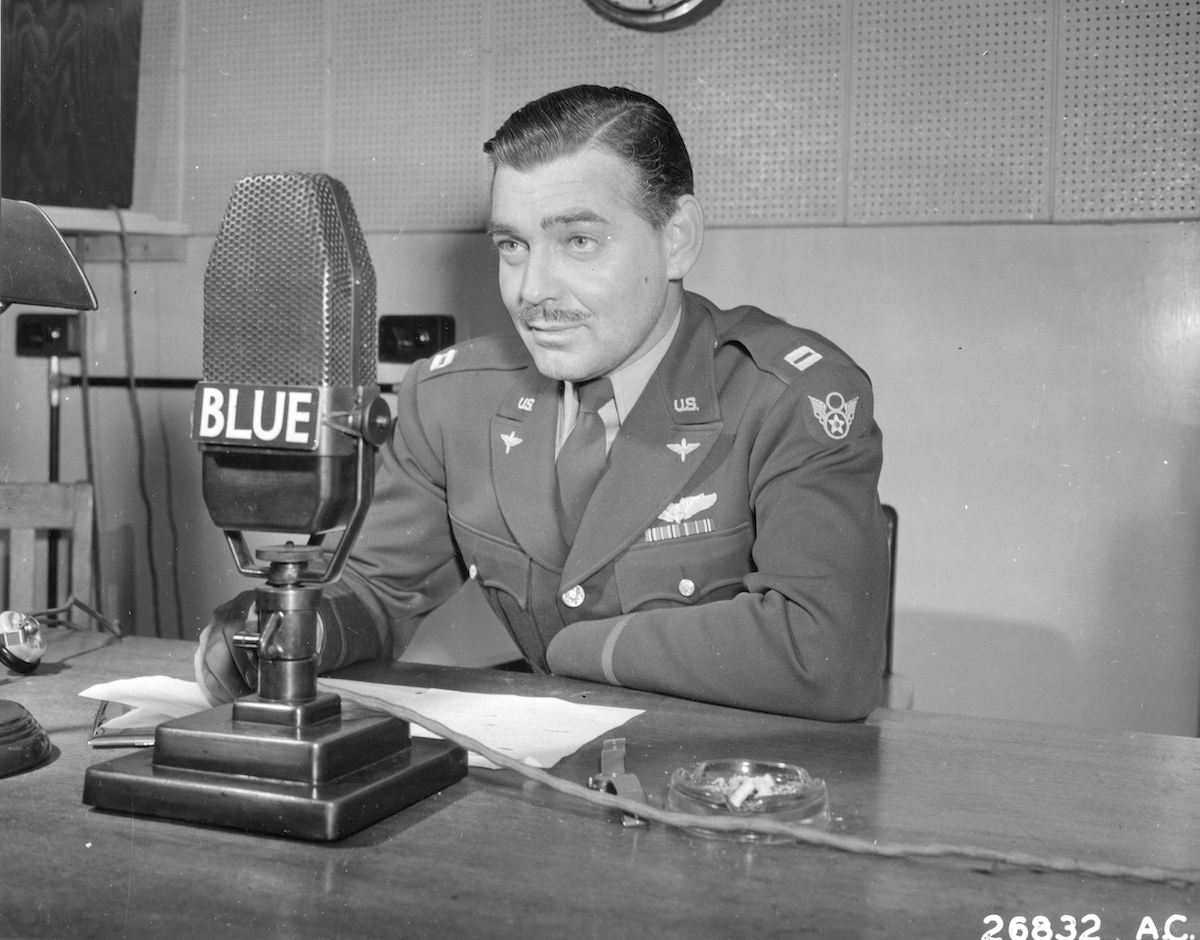 Clark Gable devant un micro, en noir et blanc