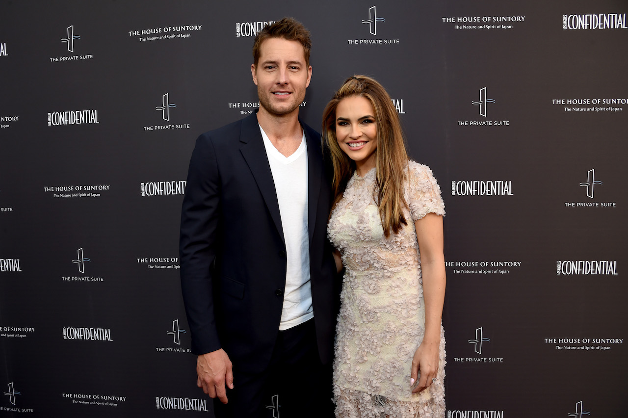 Justin Hartley et Chrishell Hartley se tiennent côte à côte sur le tapis rouge.