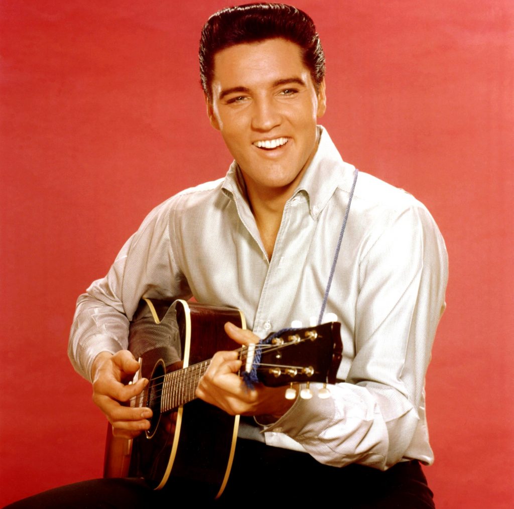 Elvis Presley jouant des chansons sur une guitare